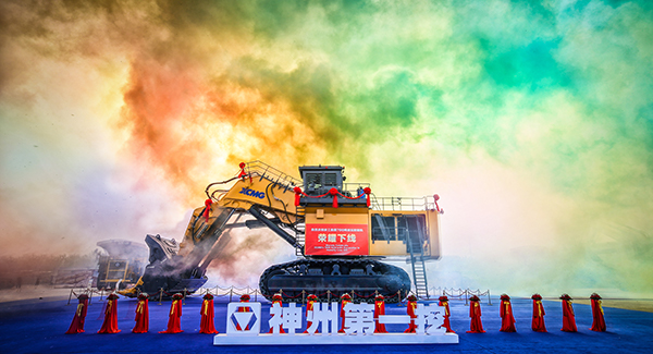 “神州第一挖”徐工700噸級(jí)液壓挖掘機(jī)下線，標(biāo)志著中國(guó)成為世界上繼德國(guó)、日本、美國(guó)后，第4個(gè)具備700噸級(jí)以上液壓挖掘機(jī)研發(fā)制造能力的國(guó)家