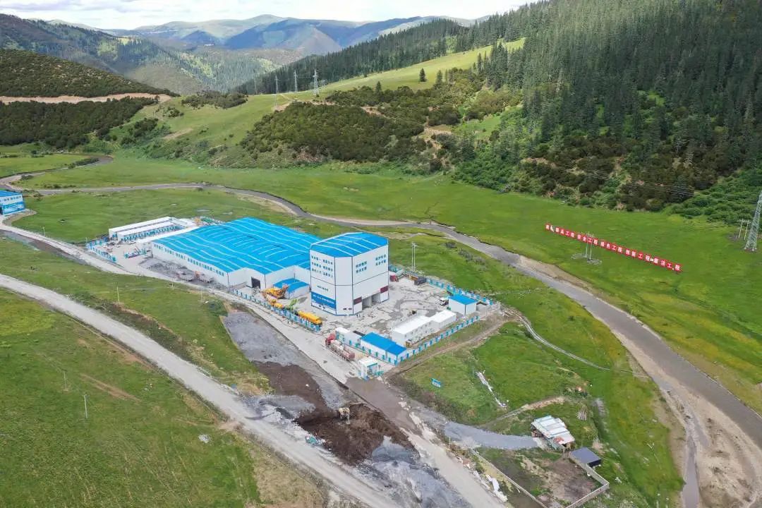 “站”立高原！徐工攪拌站助力川藏線建設(shè)！