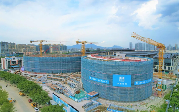 逐浪揚帆，徐工塔機吊起蒼南大劇院“鋼鐵脊梁”