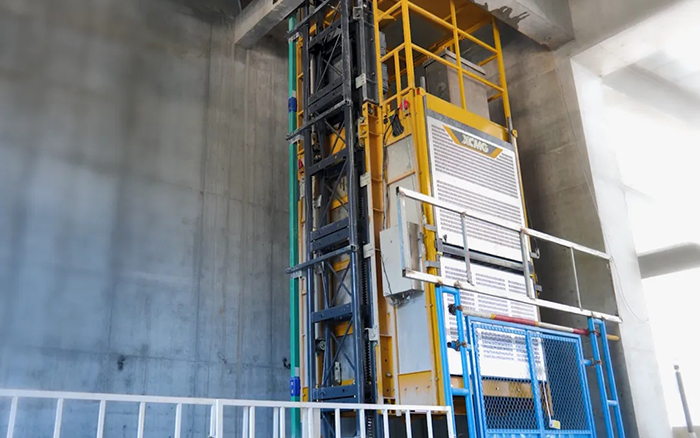 性能典范！徐工井道施工升降機助建超高層商務(wù)中心項目