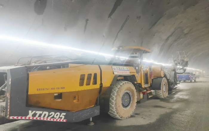 高壓高海拔！徐工鑿巖臺(tái)車挑戰(zhàn)高難度鐵路隧道